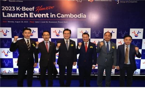 This photo, provided by the Ministry of Agriculture, Food and Rural Affairs, shows Minister Chung Hwang-keun (3rd from L) posing for a photo with officials of South Korea and Cambodia in Phnom Penh on Aug. 28, 2023, after holding an event marking the export of Korean premium beef, or 