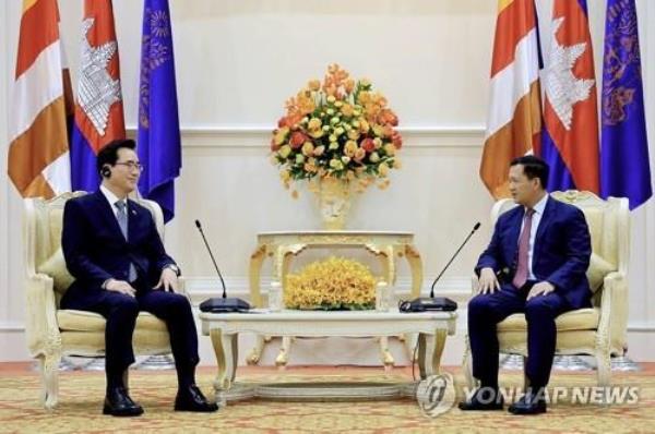 This photo, provided by the Ministry of Agriculture, Food and Rural Affairs, shows Minister Chung Hwang-keun (L) speaking with Cambodia's Prime Minister Hun Manet in Phnom Penh on Aug. 28, 2023. (PHOTO NOT FOR SALE) (Yonhap)