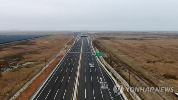 This photo provided by the Saemangeum Development and Investment Agency shows a new road in Saemangeum. (Yonhap)