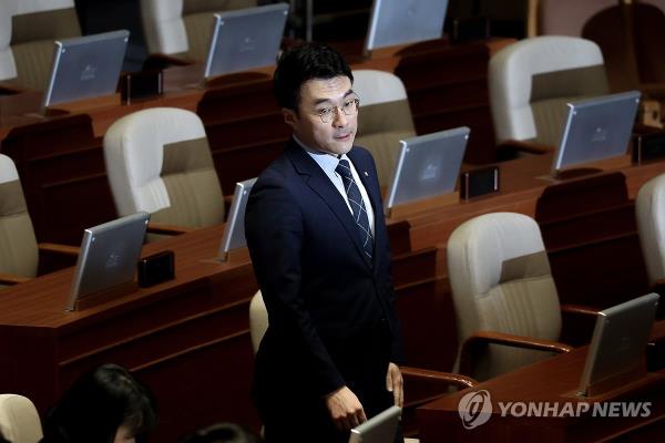 Rep. Kim Nam-kuk is seen inside the Natio<em></em>nal Assembly building in Seoul on Aug. 24, 2023. (Yonhap)