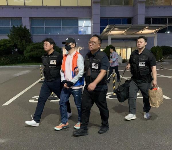 This photo, provided by the Natio<em></em>nal Police Agency, shows a man repatriated to South Korea on charges of running an illegal gambling website in the Philippines. (PHOTO NOT FOR SALE) (Yonhap)