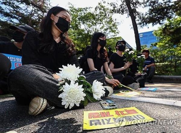 教师自杀事件发生后，教师们将举行大规模集会