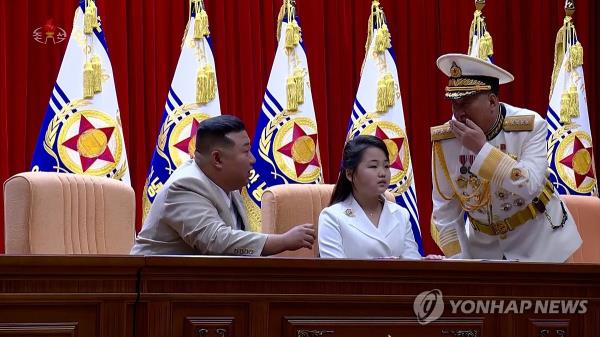 朝鲜的金正恩可能会在军事活动上炫耀女儿以博得忠诚:首尔