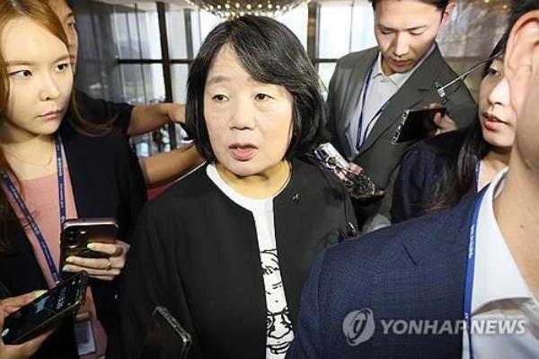 Independent lawmaker Youn Mee-hyang (C) is surrounded by reporters at the Natio<em></em>nal Assembly in Seoul on Sept. 5, 2023. (Yonhap)