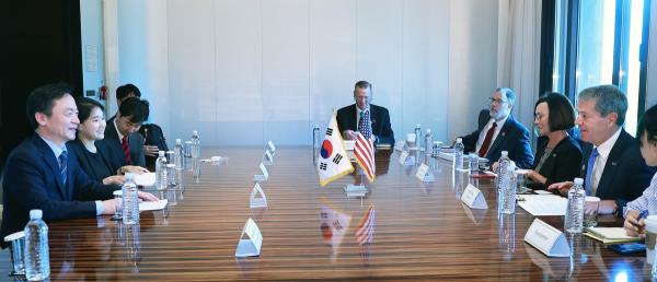 Deputy Trade Minister Jeong Dae-jin (L) speaks with Nebraska Gov. Jim Pillen (R) in Seoul on Sept. 8, 2023, in this photo provided by South Korea's industry ministry. (PHOTO NOT FOR SALE) (Yonhap)