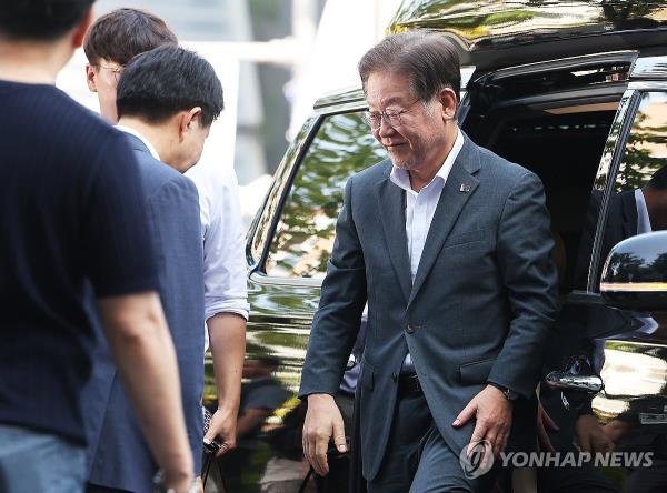 Lee Jae-myung, leader of the main opposition Democratic Party, arrives at the Suwon District Prosecutors Office in Suwon, 30 kilometers south of Seoul, on Sept. 9, 2023, for questio<em></em>ning over allegations that he was involved in alleged illegal mo<em></em>ney transfers by Ssangbangwool Group, an underwear manufacturer, to North Korea. (Yonhap)