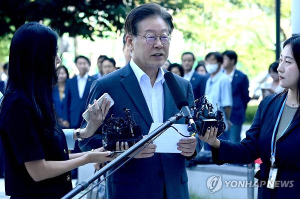 Lee Jae-myung, leader of the main opposition Democratic Party, speaks to reporters upon arrival at the Suwon District Prosecutors Office in Suwon, 30 kilometers south of Seoul, on Sept. 9, 2023, for questio<em></em>ning over allegations that he was involved in alleged illegal mo<em></em>ney transfers by Ssangbangwool Group, an underwear manufacturer, to North Korea. (Pool photo) (Yonhap)