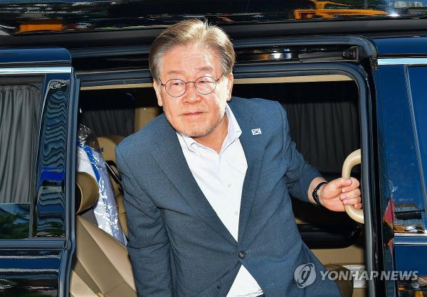 Lee Jae-myung, leader of the main opposition Democratic Party, arrives at the Suwon District Prosecutors Office in Suwon, 30 kilometers south of Seoul, on Sept. 9, 2023, for questio<em></em>ning over allegations that he was involved in alleged illegal mo<em></em>ney transfers by Ssangbangwool Group, an underwear manufacturer, to North Korea. (Pool photo) (Yonhap)