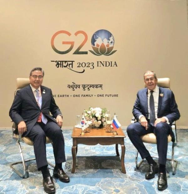 South Korean Foreign Minister Park Jin (L) poses for a photo with his Russian counterpart, Sergey Lavrov, before their talks on the sidelines of the Group of 20 (G20) meeting in India on Sept. 10, 2023, in this photo provided by the ministry. (PHOTO NOT FOR SALE) (Yonhap)