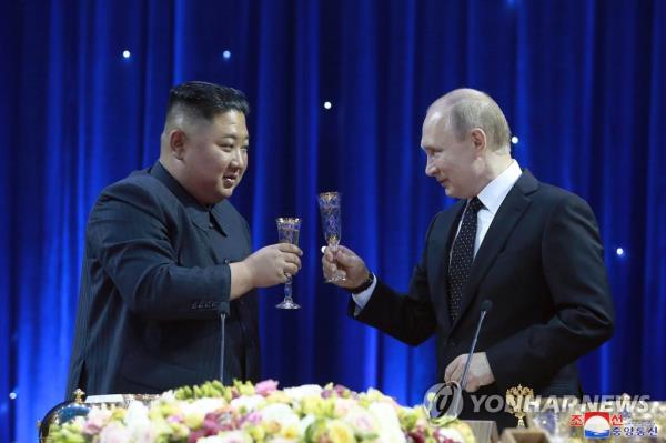 North Korean leader Kim Jong-un toasts Russian President Vladimir Putin during a post-summit dinner at the Far Eastern Federal University in Vladivostok, Russia, on April 25, 2019, in this file photo carried by the Korean Central News Agency the next day. (For Use o<em></em>nly in the Republic of Korea. No Redistribution) (Yonhap)