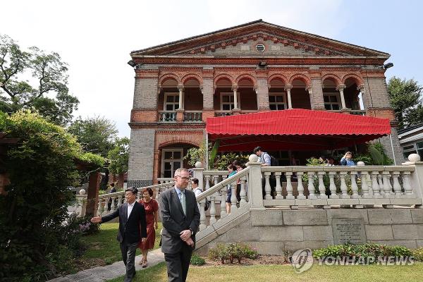 Colin Crooks (C), the British ambassador to South Korea, leads visitors to the garden outside his residence in the historical neighborhood of Jeong-dong, Seoul, on Sept. 11, 2023. (Yonhap)