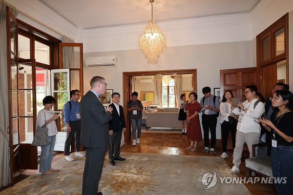 Colin Crooks (C), the British ambassador to South Korea, introduces his residence to reporters as part of a preliminary tour on Sept. 11, 2023. (Yonhap)