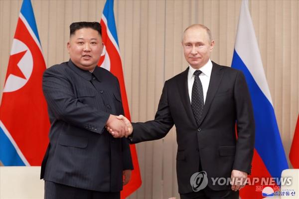 North Korean leader Kim Jong-un (L) and Russian President Vladimir Putin pose for a photo prior to their meeting at the Far Eastern Federal University in Vladivostok, Russia, on April 25, 2019, in this photo released by the official Korean Central News Agency the following day. (For Use o<em></em>nly in the Republic of Korea. No Redistribution) (Yonhap)