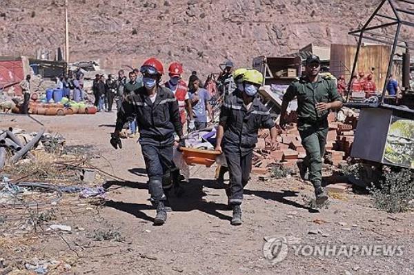 This AP photo shows a victim being carried away by rescue workers in Talat N'yakoub, Morocco, on Sept. 11, 2023. (Yonhap)