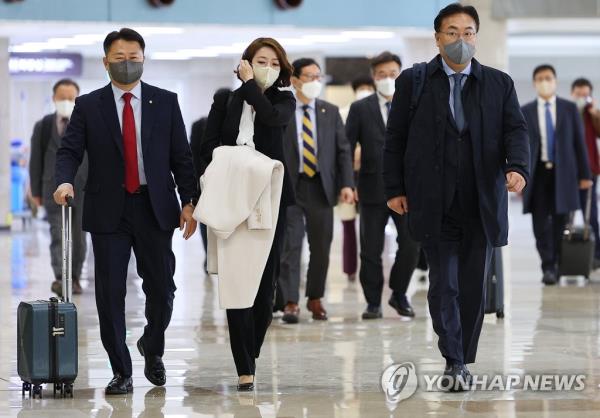 Rep. Chung Jin-suk (R) and other members of the South Korea-Japan Parliamentarians' Unio<em></em>n walk to board a plane to Japan at Gimpo Internatio<em></em>nal Airport in western Seoul, in this file photo taken Jan. 12, 2023. (Yonhap)