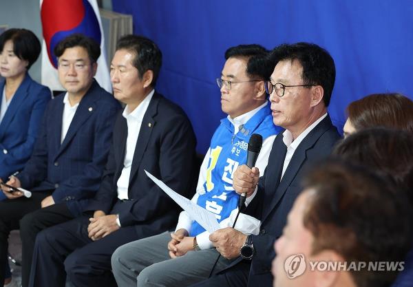 Rep. Park Kwang-on (4th from R), floor leader of the main opposition Democratic Party, is seen speaking at a Supreme Council meeting in Seoul, on Sept. 15, 2023. (Yonhap)