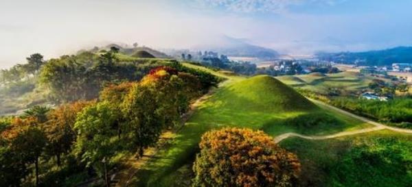 Marisan Tumuli, a cluster of tombs of Korea's ancient co<em></em>nfederation Gaya, in Haman County, South Gyeo<em></em>ngsang Province, is seen in this photo from the Cultural Heritage Administration's homepage. (PHOTO NOT FOR SALE) (Yonhap)