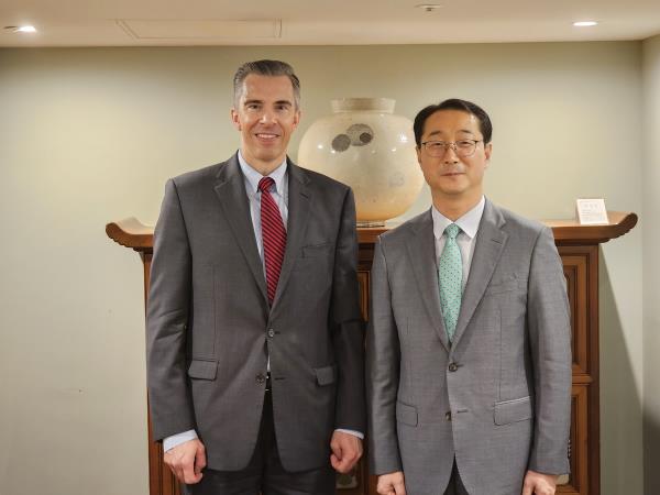 Kim Gunn (R), special representative for Korean Peninsula peace and security affairs at South Korea's foreign ministry, poses for a photo with Brett Holmgren, the U.S. assistant secretary of state for Intelligence and Research, before their meeting in Seoul on Sept. 18, 2023, in this photo provided by the ministry. (PHOTO NOT FOR SALE) (Yonhap)