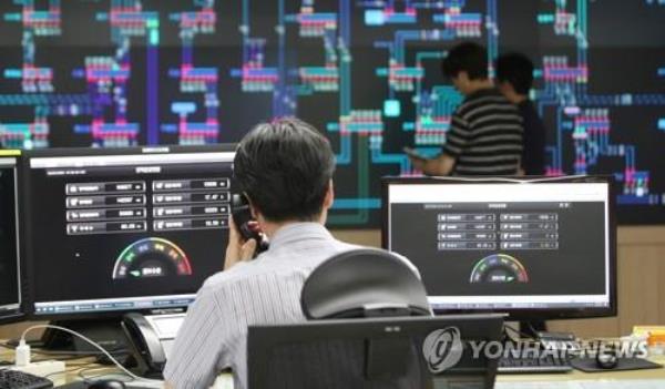 Employees check power demand and supply at the regio<em></em>nal office of Korea Electric Power Corp. in Suwon, south of Seoul, on Aug. 7, 2023, amid a heat wave a<em></em>lert. The industry minister said South Korea's electricity demand this summer was forecast to peak that week, adding that the government would closely mo<em></em>nitor the supply situation over the stoppage of a power plant and an approaching typhoon. (Pool photo) (Yonhap)