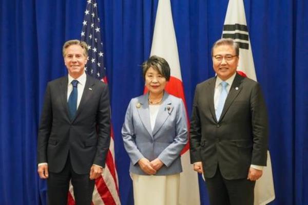 South Korean Foreign Minister Park Jin (R) poses for a photo with U.S. Secretary of State Antony Bl<em></em>inken (L) and his Japanese counterpart, Yoko Kamikawa, in New York on Sept. 22, 2023, in this photo provided by the foreign ministry (PHOTO NOT FOR SALE) (Yonhap)