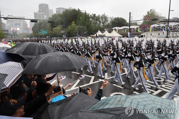 Military academy cadets take part in a military parade in central Seoul on Sept. 26, 2023, to mark the 75th founding anniversary of South Korea's armed forces this year. (Yonhap)