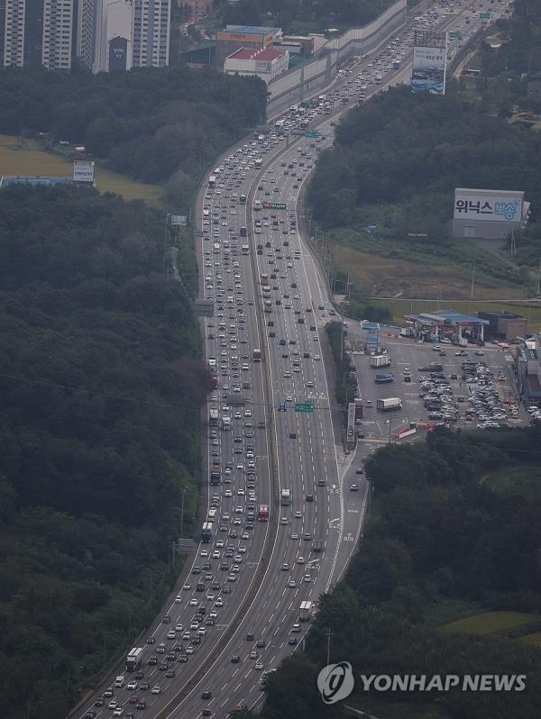 This photo, taken aboard a police helicopter, shows long lines of vehicles jamming the Gyeo<em></em>ngbu Expressway in Suwon, south of Seoul, on Sept. 27, 2023, as people head to their hometowns to celebrate the Chuseok holiday. (Yonhap)