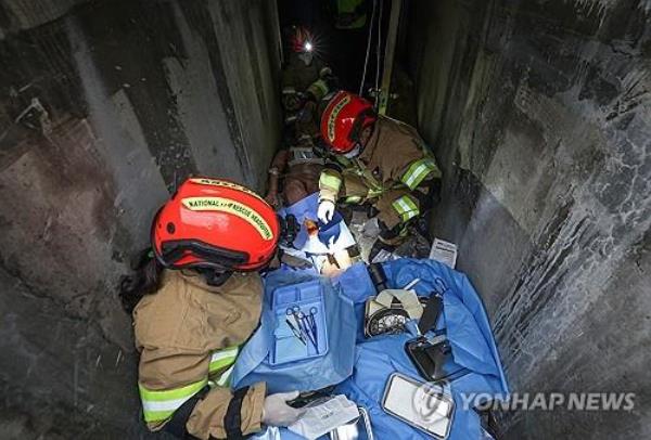 South Korean rescue workers carry out a mock emergency drill during the internatio<em></em>nal assessment on disaster relief respo<em></em>nses co<em></em>nducted by the Internatio<em></em>nal Search and Rescue Advisory Group in Daegu, a<em></em>bout 280 kilometers southeast of Seoul, on Oct. 5, 2023. (Yonhap) 