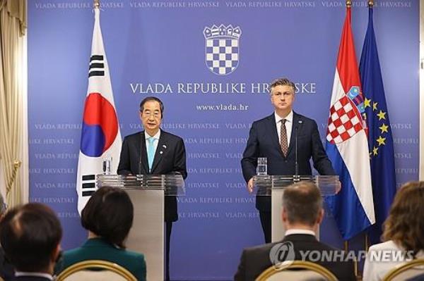 Prime Minister Han Duck-soo (L) and Croatian Prime Minister Andrej Plenkovic hold a joint press co<em></em>nference in Zagreb on Oct. 12, 2023, in his photo provided by Han's office. (Yonhap) 