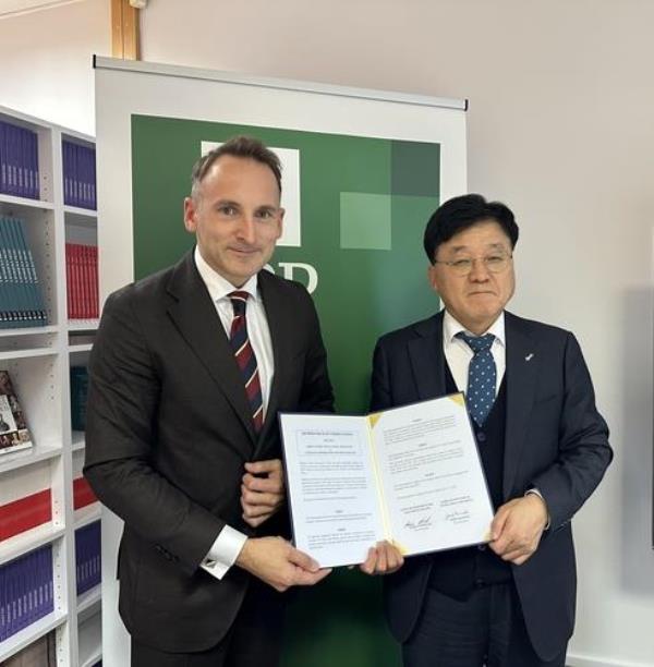 This photo provided by the Korea Internatio<em></em>nal Trade Association shows Jeong Marn-ki (R), vice chairman of the association, and Marcin Nowacki, vice president of the Unio<em></em>n of Entrepreneurs and Employers in Poland, at a memorandum of understanding signing ceremony held in Warsaw on Oct. 12, 2023. (PHOTO NOT FOR SALE) (Yonhap)