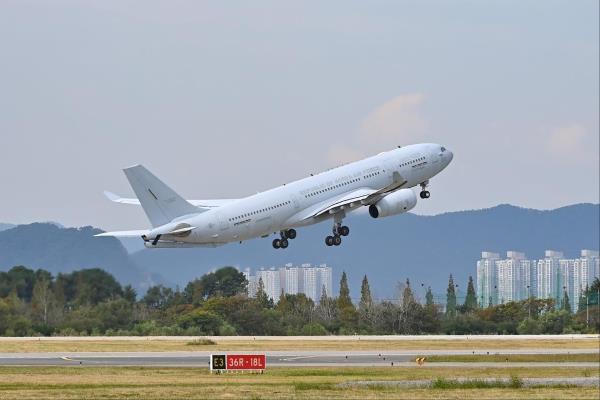 A KC-330 military transportation aircraft takes off from Seoul Air ba<em></em>se in Seongnam, just south of Seoul, on Oct. 13, 2023, on a mission to bring back South Korean natio<em></em>nals from Israel amid an intensifying armed clash sparked by the unprecedented incursion by the Palestinian militant Hamas group, in this photo provided by the foreign ministry. (PHOTO NOT FOR SALE) (Yonhap)