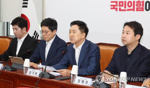 Kim Gi-hyeon (2nd from R), head of the ruling People Power Party, speaks during a meeting of the party's Supreme Council at the Natio<em></em>nal Assembly in Seoul, in this Aug. 7, 2023, file photo. (Yonhap)