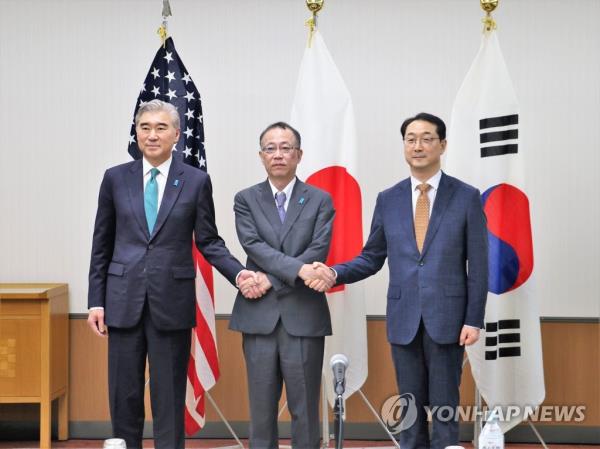 Kim Gunn (R), South Korea's special representative for Korean Peninsula peace and security affairs, poses for a photo with Sung Kim (L), U.S. special envoy for North Korea, and Takehiro Funakoshi, head of the Japanese foreign ministry's Asian and Oceanian Affairs Bureau, during their talks on North Korea's nuclear weapons in the Japanese town of Karuizawa, Nagano, on July 20, 2023, in this file photo provided by Seoul's foreign ministry. (PHOTO NOT FOR SALE) (Yonhap) 