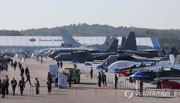 Military aircraft are displayed at the Seoul Internatio<em></em>nal Aerospace & Defense Exhibition (ADEX) 2023 at Seoul Air ba<em></em>se in Seongnam, just south of Seoul, on Oct. 17, 2023. (Yonhap)