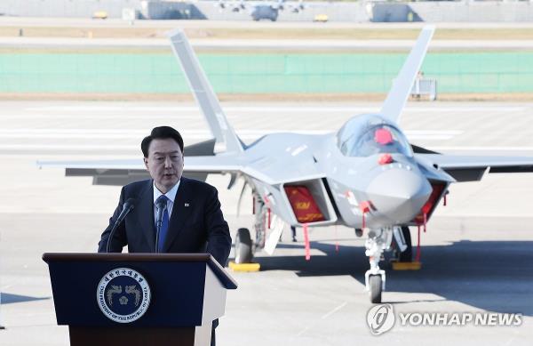 President Yoon Suk Yeol delivers a co<em></em>ngratulatory speech at the opening ceremony of the Seoul Internatio<em></em>nal Aerospace & Defense Exhibition 2023 at Seoul Air ba<em></em>se in Seongnam, south of Seoul, on Oct. 17, 2023. (Yonhap)