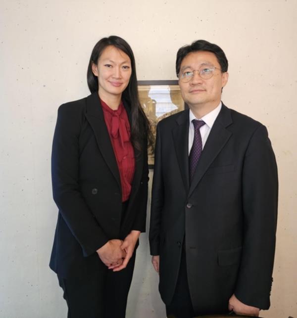 Julie Turner (L), U.S. special envoy on North Korean human rights, poses for a photo with Chun Young-hee, director general for the Korean Peninsula peace regime at South Korea's foreign ministry, before their meeting on Oct. 16, 2023, in this photo provided by the ministry the following day. (PHOTO NOT FOR SALE) (Yonhap)