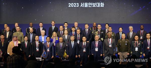 Participants of the 2023 Seoul Defense Dialogue pose for a photo during the forum held at Grand Inter Co<em></em>ntinental Seoul in the capital on Oct. 18, 2023. (Yonhap)