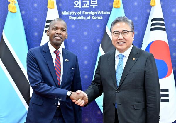 Foreign Minister Park Jin (R) shakes hands with his Botswanan counterpart, Lemogang Kwape, during their talks in Seoul on Oct. 18, 2023, in this photo provided by the foreign ministry. (PHOTO NOT FOR SALE) (Yonhap)