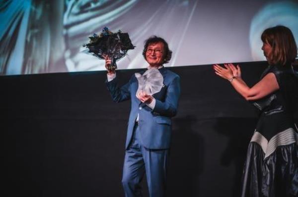 South Korean film director Chung Ji-young greets the audience on stage after receiving a lifetime achievement award at the Lo<em></em>ndon East Asia Film Festival 2023 in this photo provided by the festival on Oct. 20, 2023. (PHOTO NOT FOR SALE) (Yonhap)