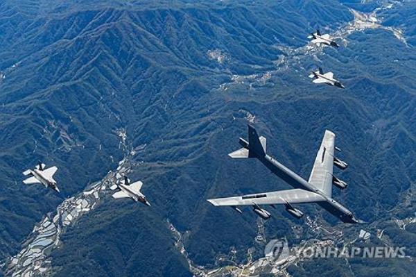 韩国、美国、日本在朝鲜半岛附近举行首次联合空中演习