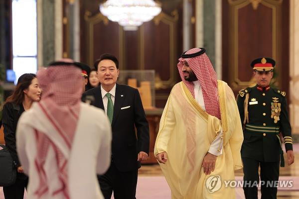 South Korean President Yoon Suk Yeol (2nd from L) and Saudi Crown Prince Mohammed bin Salman (2nd from R) walk to a meeting room at the Al Yamamah Palace in Riyadh on Oct. 22, 2023. (Pool photo) (Yonhap)