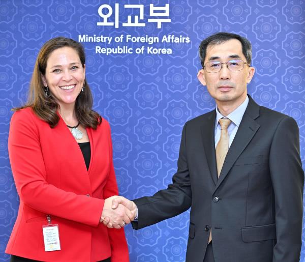 Kang Jae-kwon (R), deputy foreign minister for eco<em></em>nomic affairs, shakes hands with Emily Blanchard, chief eco<em></em>nomist at the U.S. State Department, prior to their meeting in Seoul on Oct. 23, 2023, in this photo provided by the foreign ministry. (PHOTO NOT FOR SALE) (Yonhap)