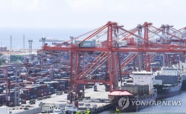 Co<em></em>ntainers are unloaded from ships at a port in the southeastern city of Busan, in this file photo taken Aug. 1, 2023. (Yonhap)