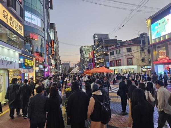 梨泰院发生致命人群踩踏事件后，韩国人平静地庆祝万圣节