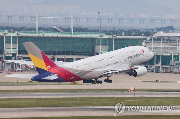 This file photo from June 7, 2023, shows an Asiana Airlines plane taking off from Incheon Internatio<em></em>nal Airport, west of Seoul. (Yonhap)