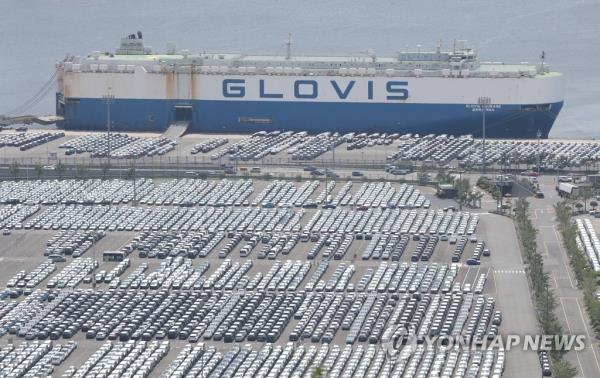 This file photo shows a Hyundai Motor quay in Ulsan, 299 kilometers southeast of Seoul, packed with cars set to be exported. (Yonhap)