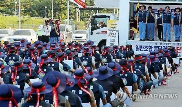 Unio<em></em>nized workers of POSCO Holdings Inc. hold a ceremony to celebrate the launch of a collective action committee in front of the company's steel plant in Gwangyang, a<em></em>bout 290 kilometers south of Seoul, in this file photo taken Sept. 6, 2023. (Yonhap)