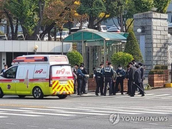 国防部前发生持刀袭击，两名警察受伤