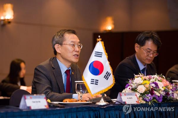 This file photo taken Oct. 24, 2023, shows Science Minister Lee Jong-ho (L), as provided by the ministry. (PHOTO NOT FOR SALE) (Yonhap)