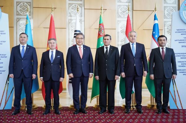 From L to R, South Korean Foreign Minister Park Jin (3rd from L) poses for photo with Kazakh Foreign Minister Murat Nurtleu, Kyrgyz Foreign Minister Zheenbek Kulubaev, Turkmen Foreign Minister Rashid Meredov, Tajikistani Foreign Minister Sirojiddin Muhriddin and Uzbek Foreign Minister Bakhtiyor Saidov, at the 16th South Korea-Central Asia forum in Ashgabat, the capital of Turkmenistan, on Nov. 1, 2023 (local time), in this photo provided by Park's office. (PHOTO NOT FOR SALE) (Yonhap)