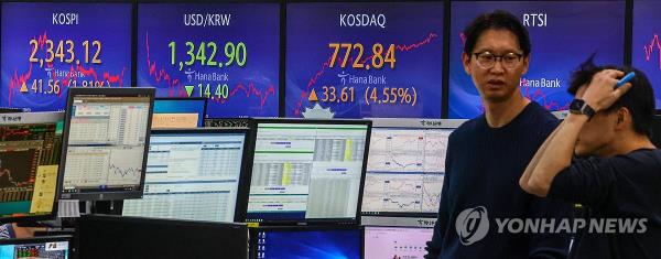 An electro<em></em>nic signboard at a Hana Bank dealing room in Seoul shows the benchmark Korea Composite Stock Price Index closed at 2,343.12 points on Nov. 2, 2023, up 1.81 percent from the previous session's close. (Yonhap) 